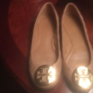 Beige Tory Burch quilted flats